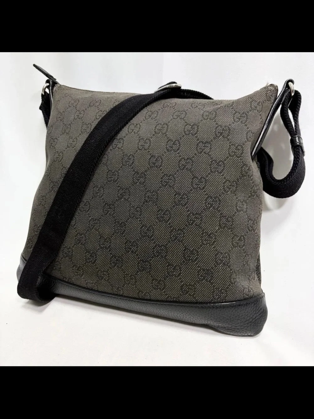 Gucci classic messenger